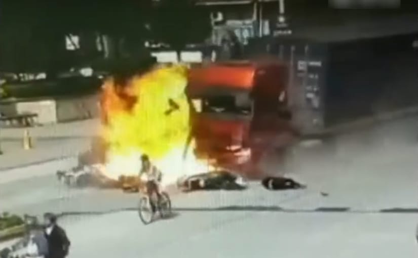 3 autót és 2 motorost öklelt fel fékezés nélkül egy kamion – videó