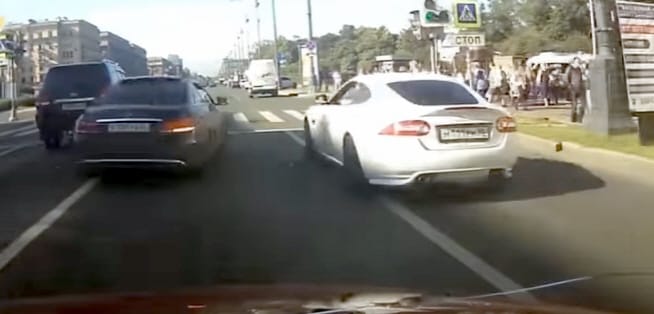 Kemény csattanás lett az utcai versenyzés vége - videó