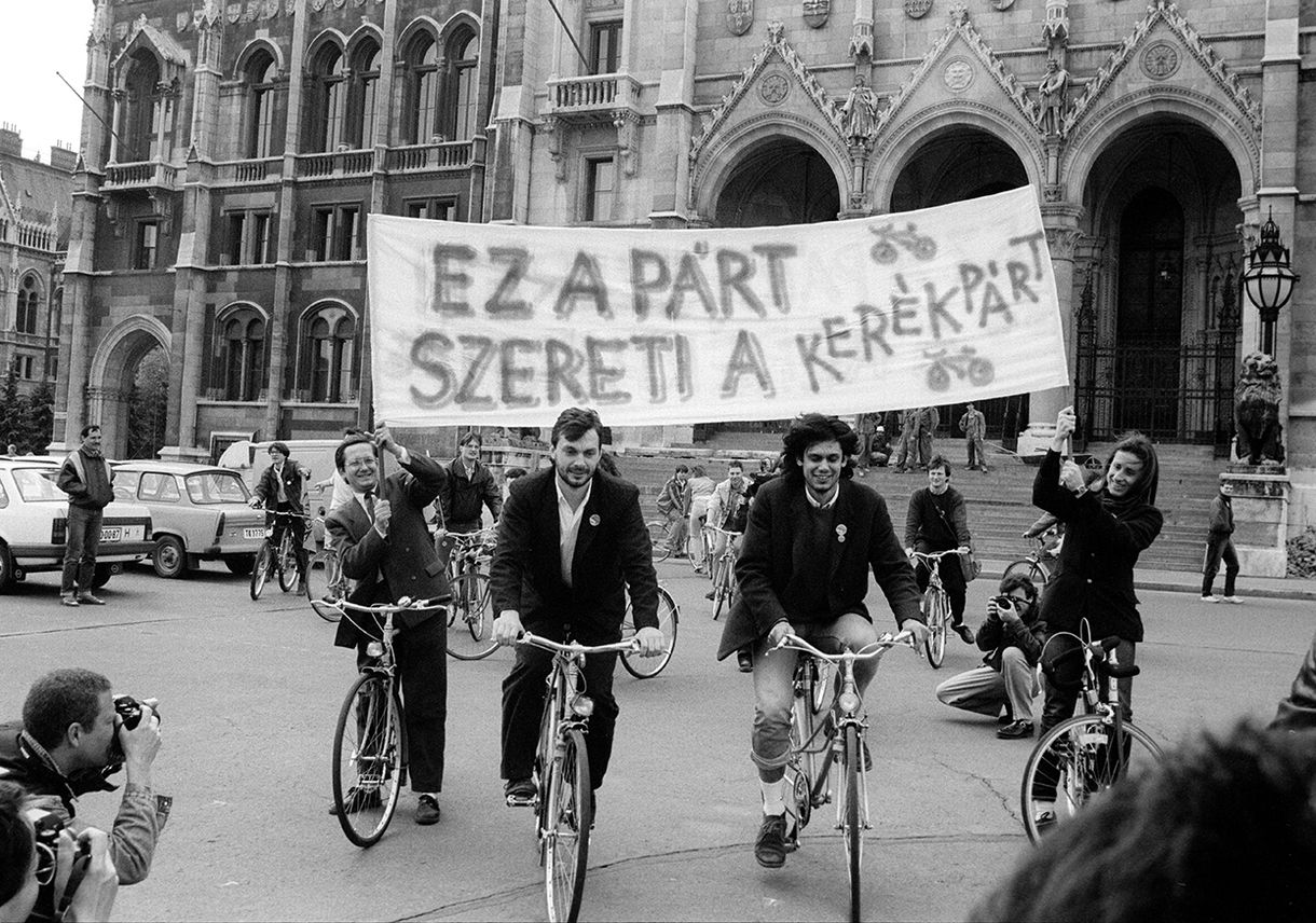 Bicikliző Orbán, csüggedt szépségkirálynő, Nagy Imre és Kádár – Szalay Zoltán fotói Parti Nagy soraival