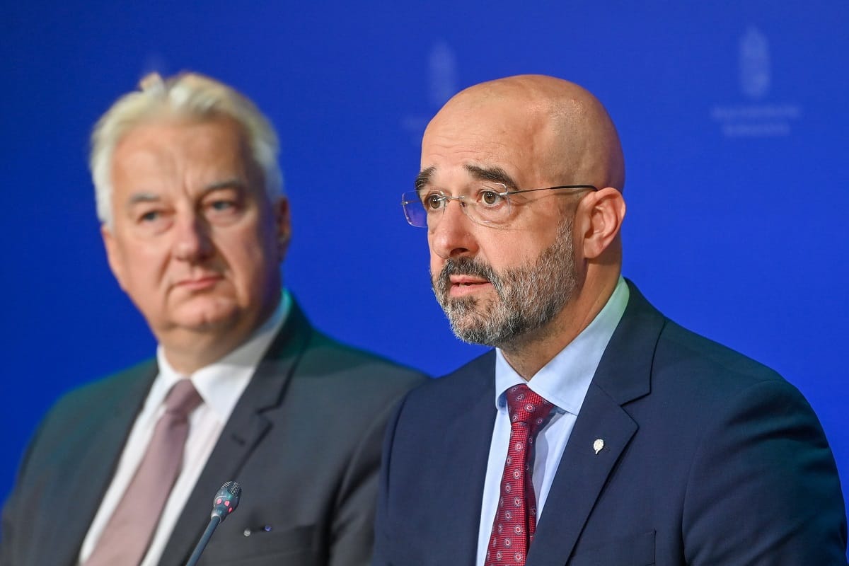 Nemzetbiztonsági kockázatnak minősítette a 444 fotóriporterét Rogán titkosszolgálata, nem akkreditálták a pápalátogatásra