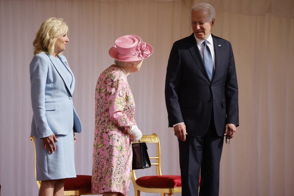 II. Erzsébet királynőnél járt Joe Biden és a First Lady
