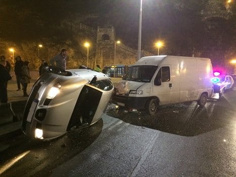 Fotó: Felborult egy autó a Döbrentei téren, közlekedési káosz az Erzsébet híd felé