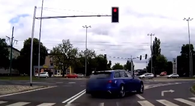 Videó: nehéz lehet felfogni, de még egy brutális Audinak is tilos, ha piros