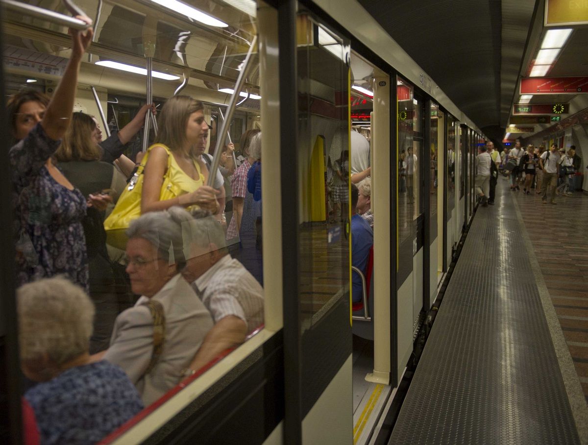 A metrósínekre futott egy ember az Astoriánál