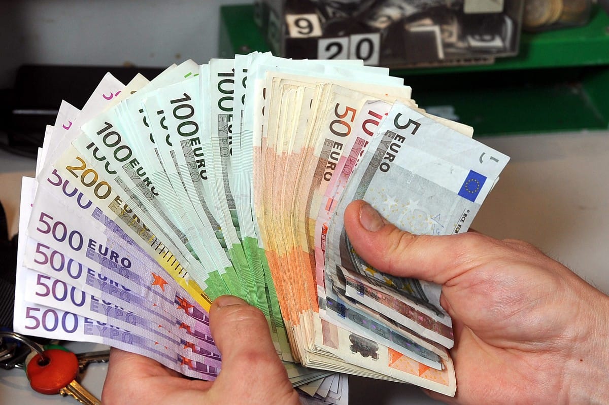 Már 300 forint alatt jár az euró