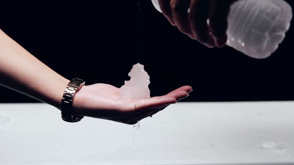 Ön is könnyen megcsinálhatja: itt 8 lenyűgöző vizes trükköt tanulhat - videó