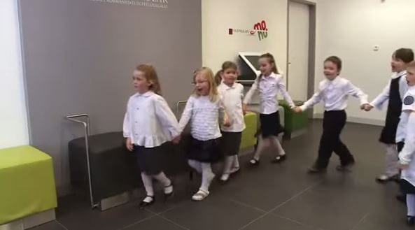 Vedd le a kezedet a gyerekről!