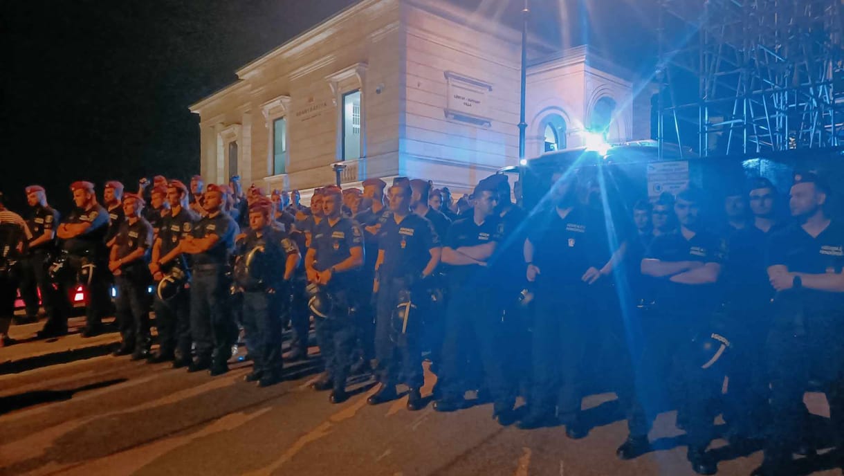 TASZ: Jogellenes volt, hogy nem engedték fel a diáktüntetők egy részét a Várba