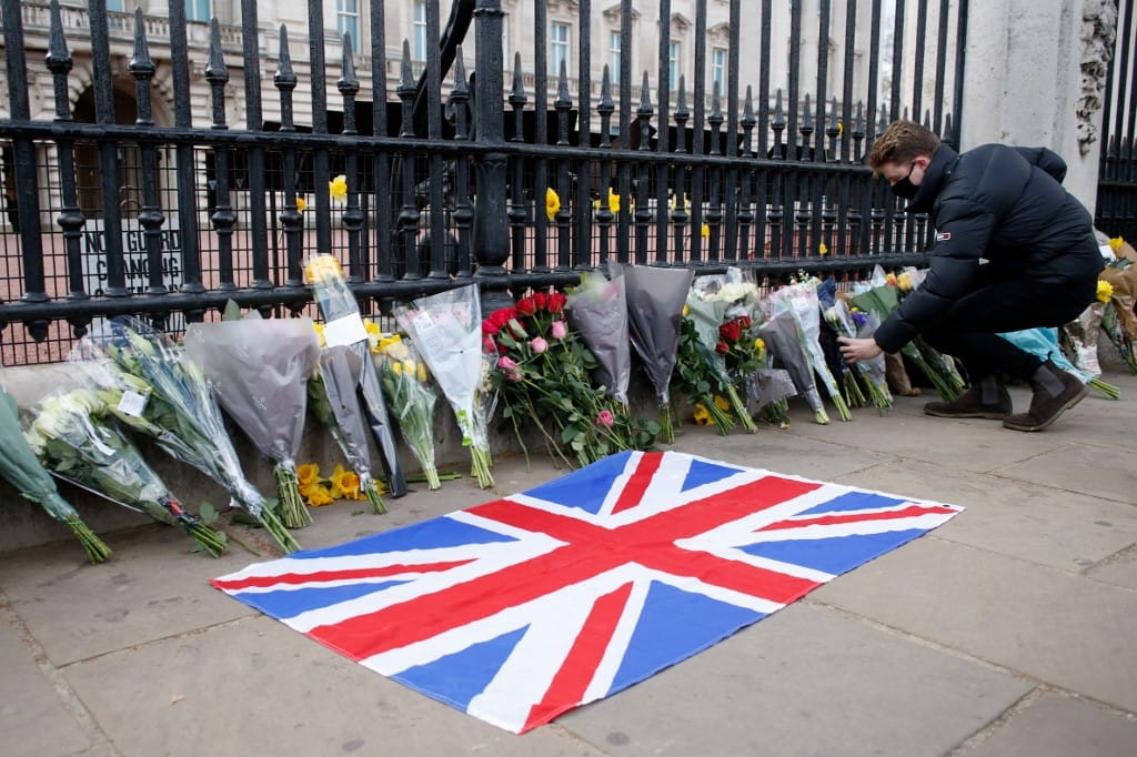 A Buckingham-palota és a Windsor-kastély előtt is gyűlnek a virágcsokrok