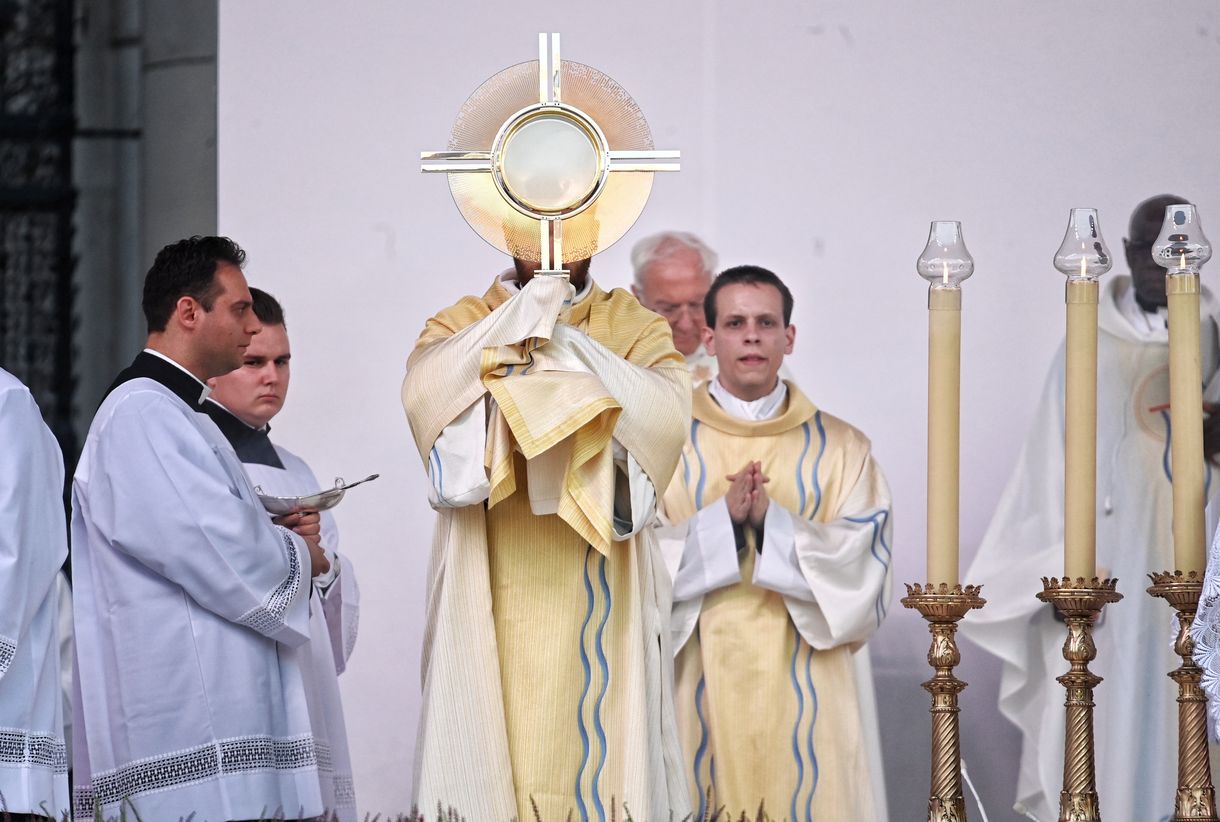 Erdő Péter tartott szentmisét a Kossuth téren