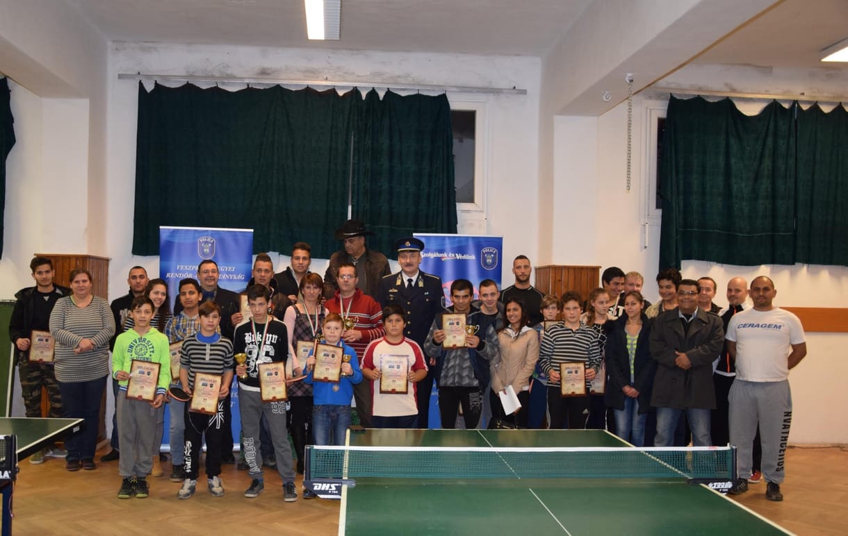 Ilyet még nem látott: rendőr-roma pingpongverseny volt Veszprémben