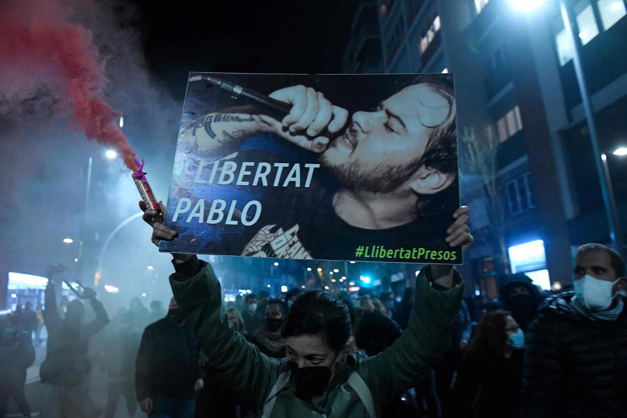 Terroristákat is dicsőítő rapper bebörtönzése borította lángba Barcelonát