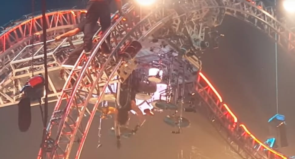 Percekig fejjel lefelé lógott a rockdobos