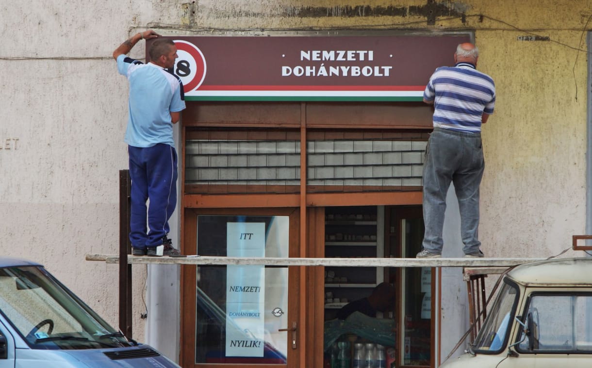 Két évet csúszik a nagy változás a nemzeti dohányboltokban, örülnek a kereskedők