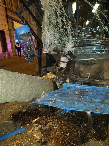 Összeroncsolódott egy BKK busz éjjel