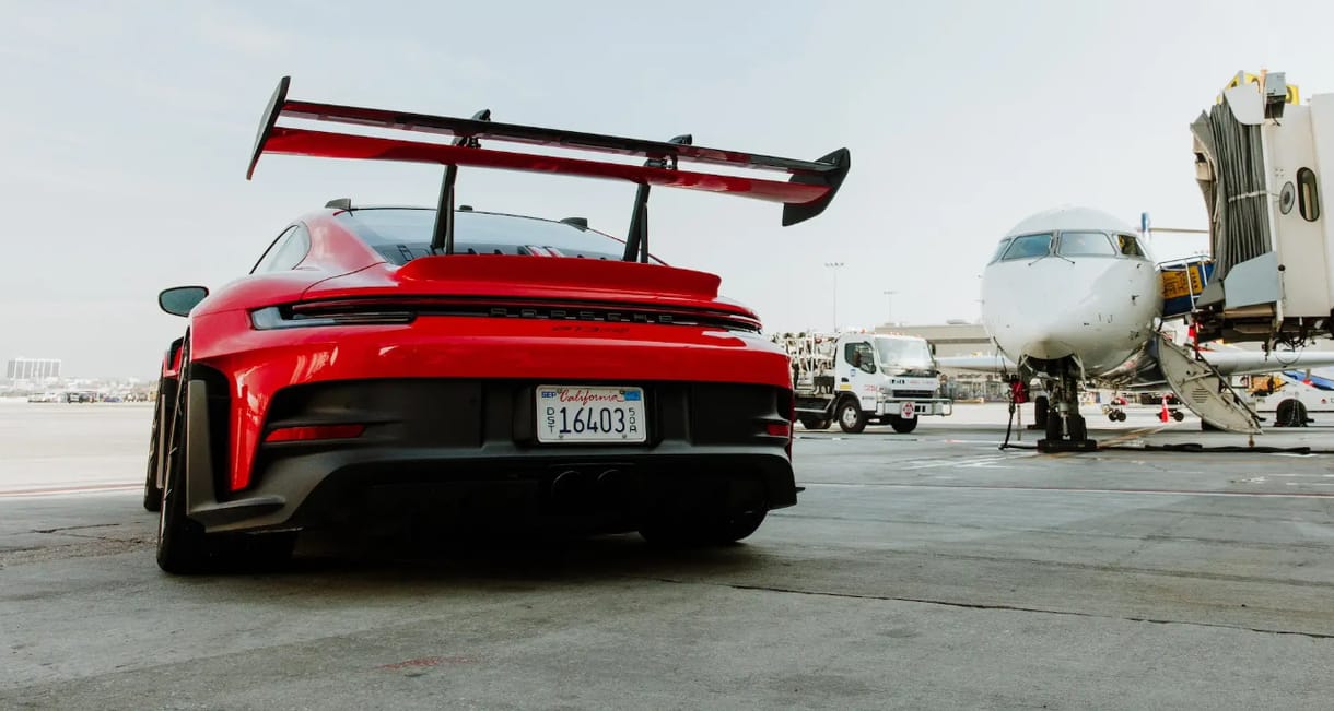 Egy Porsche 911 GT3 RS-t használnak a szoros átszállásoknál a Los Angeles-i repülőtéren