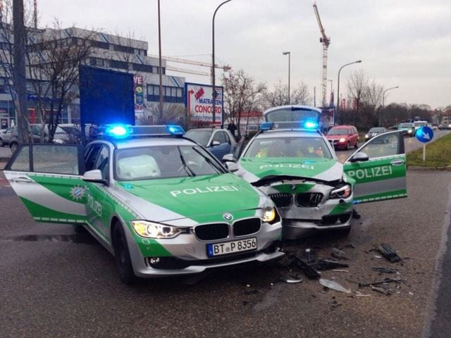 Összeütközött egymással a német rendőrség két BMW-je - fotó