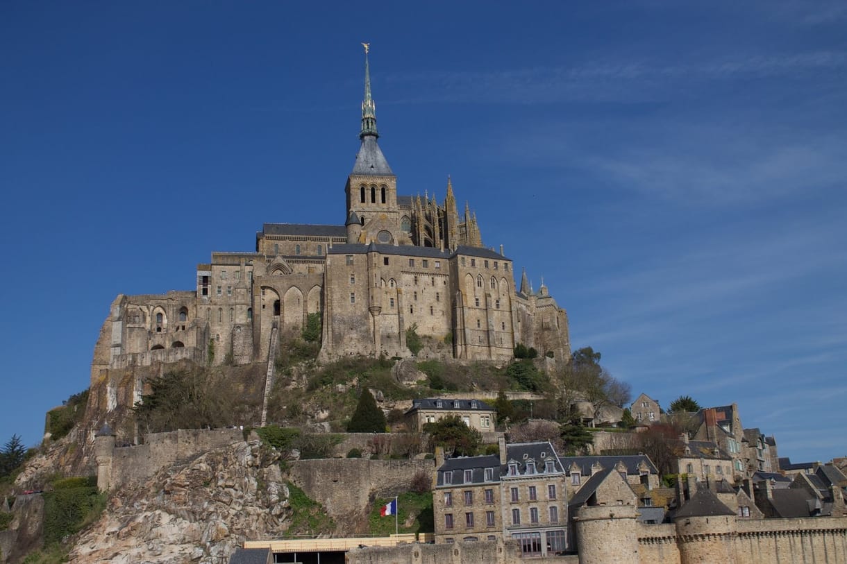 A francia rendőrök kiürítették Mont Saint-Michel szigetét