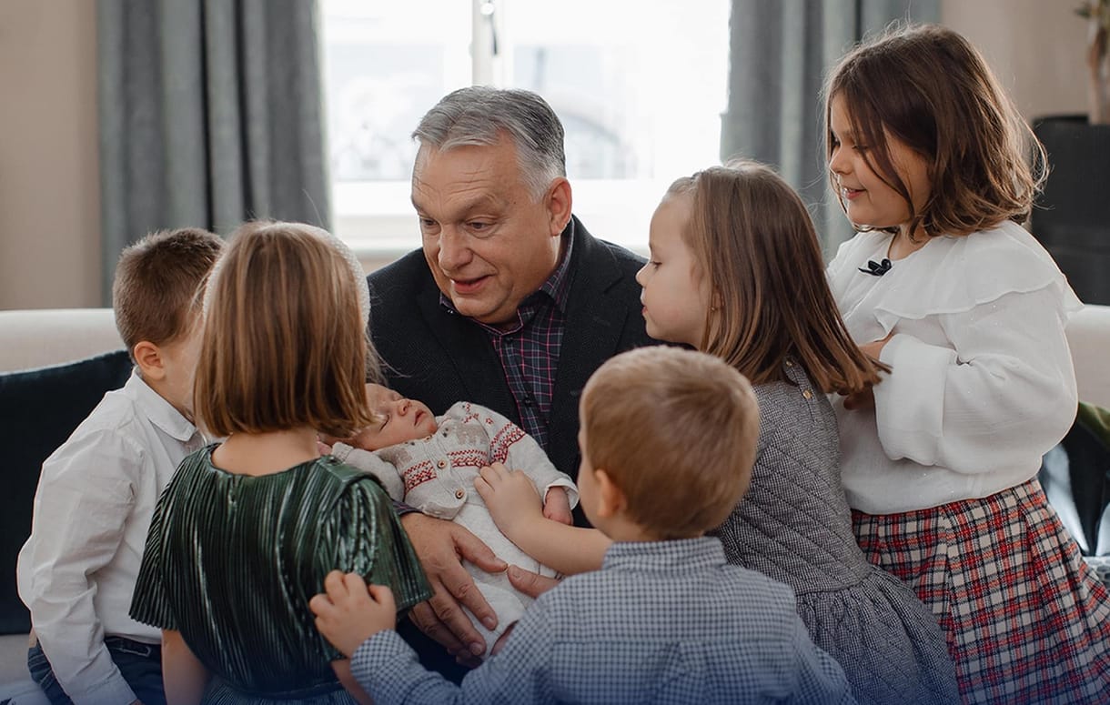 Orbán Viktor unokás képet osztott meg karácsony alkalmából 