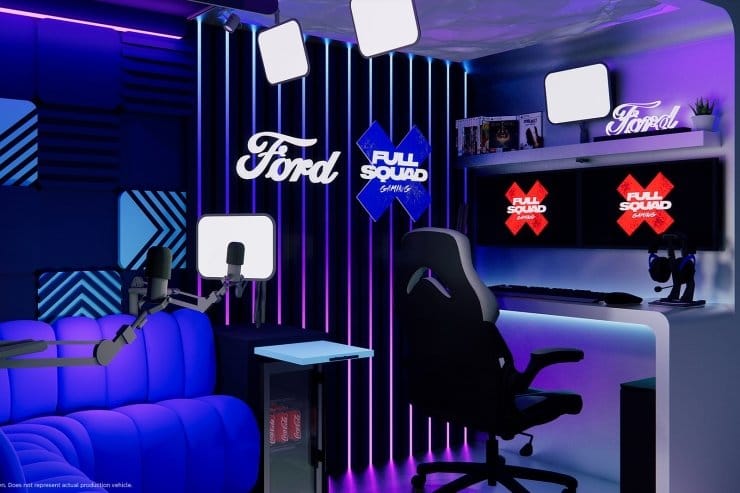 Csomagok helyett gamer szoba van ebben a Ford Transitban