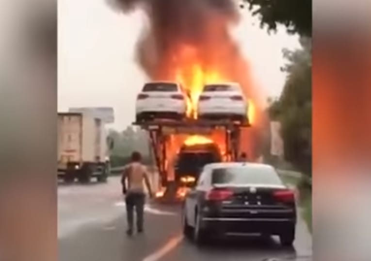 A lángok közül mentette ki az utolsó Volkswagent a kamionos – videó