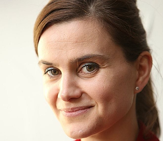 Belehalt sérüléseibe a meglőtt brit parlamenti képviselő