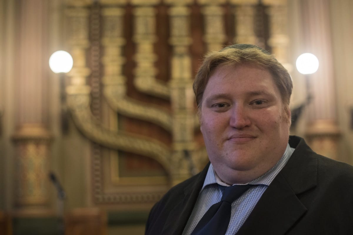 Visszahívták a transzvesztita múltú Schwezoff Dávidot