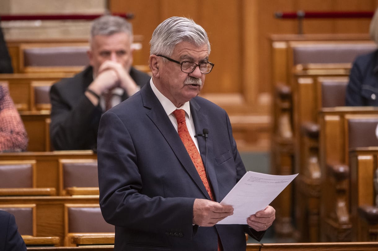 Veterán politikus távozik a kormányból