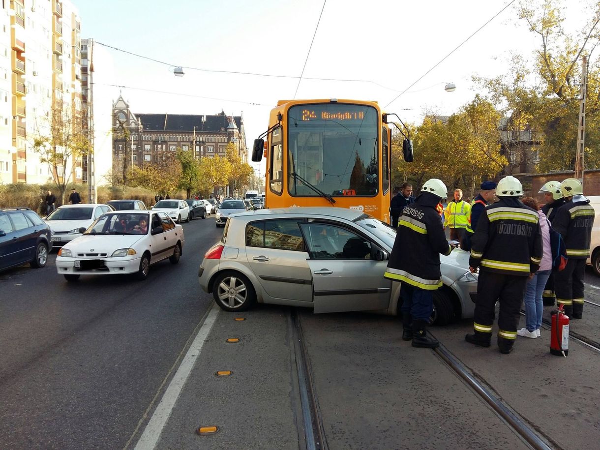 A 24-es villamos elé kanyarodott egy autó, itt is pótlóbuszra volt szükség – fotó