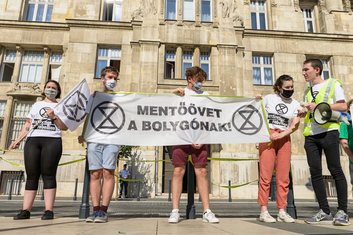 A Pénzügyminisztérium előtt tüntettek az Extinction Rebellion aktivistái
