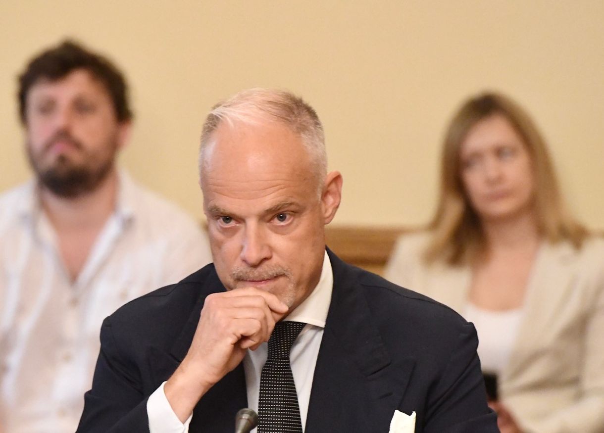 Felszámolja összeférhetetlen céges pozícióit az új honvédelmi miniszter