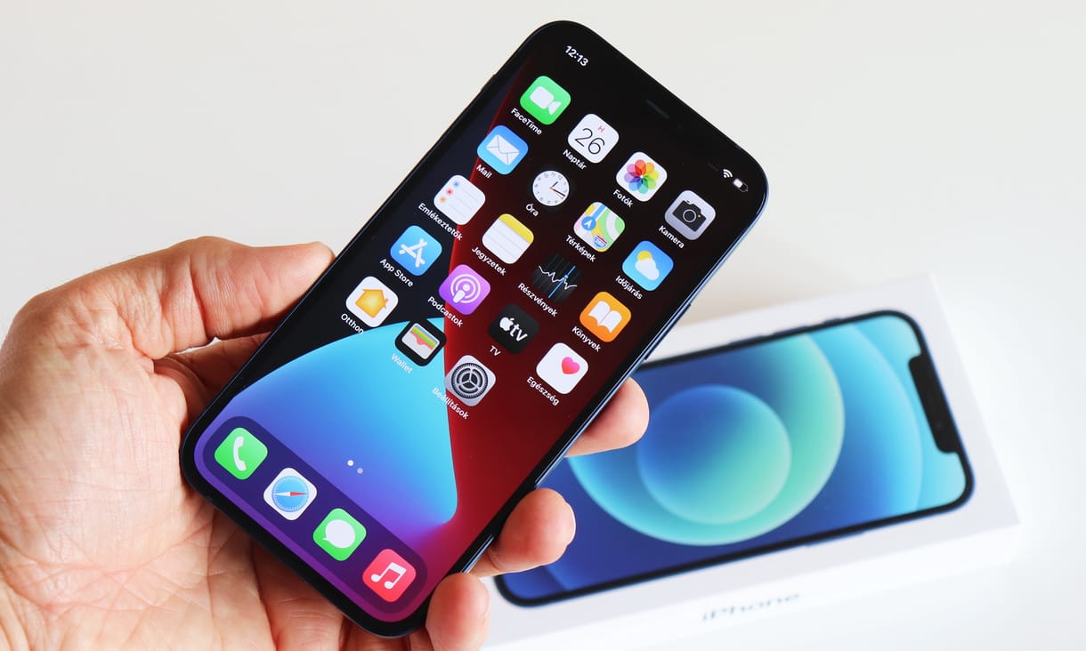 Enged az Apple, frissíti a sugárzó iPhone 12 telefonok szoftverét