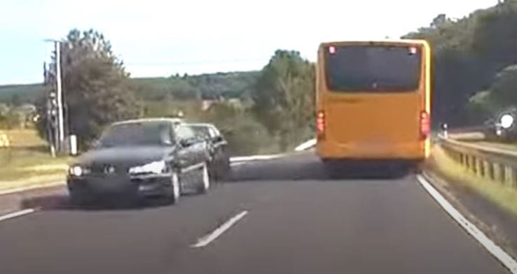 A buszosnak kellett menteni a helyzetet egy életveszélyes előzésnél Eplénynél – videó