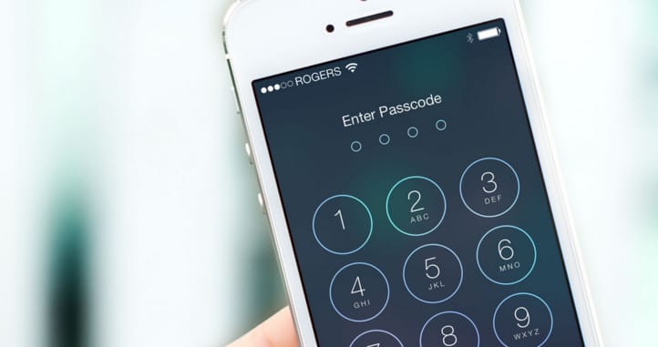 Főhet az Apple feje: valaki azt állítja, képes feltörni minden zárolt iPhone-t