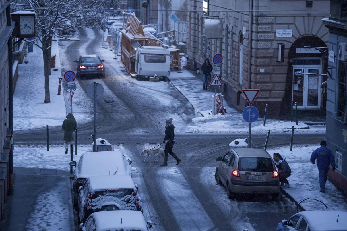 A II. kerületben ma senkit nem bírságolnak a parkolóőrök, inkább mindenki havat lapátol
