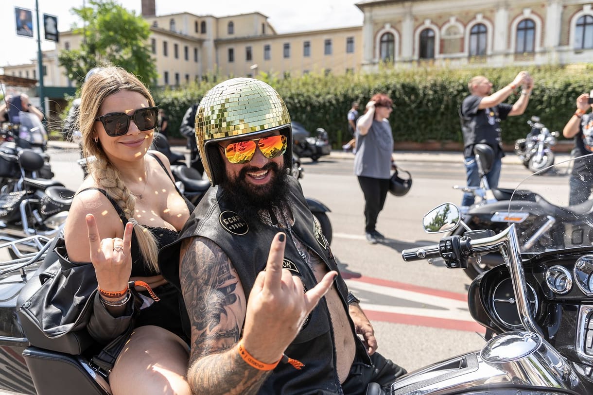 Hatezer vigyorgó motoros foglalta le a belvárost – videó