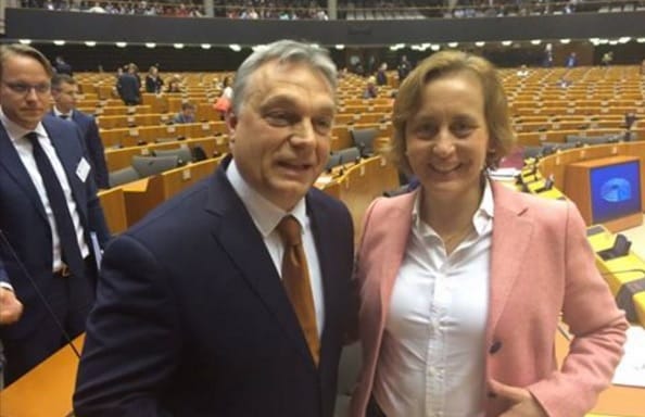 Orbánnal pózolt a német politikushercegnő, aki korábban menekültekre lövetett volna