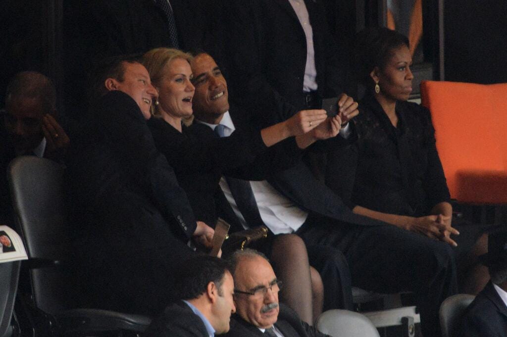 Selfie Mandela búcsúztatóján: viccel védekezett Cameron