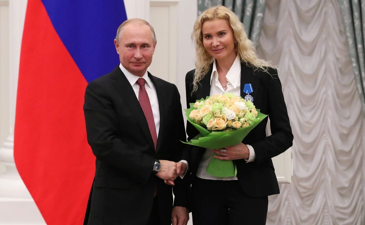 Putyinék a tenyerükön hordozták a pekingi olimpián durvaságával hírhedtté vált edzőt