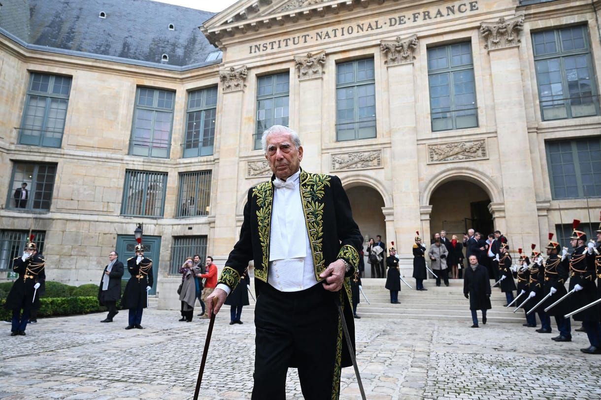 Diplomáciai botrányt keltett és társasági vihart is kavart Vargas Llosa, amikor megkoronázták életművét