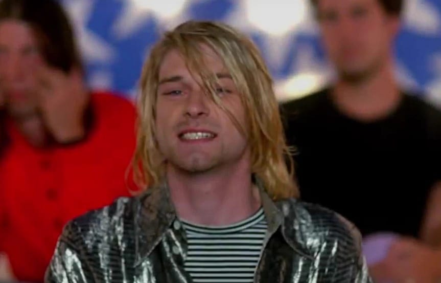 Akar abba a mikrofonba énekelni, amelyikbe Kurt Cobain?