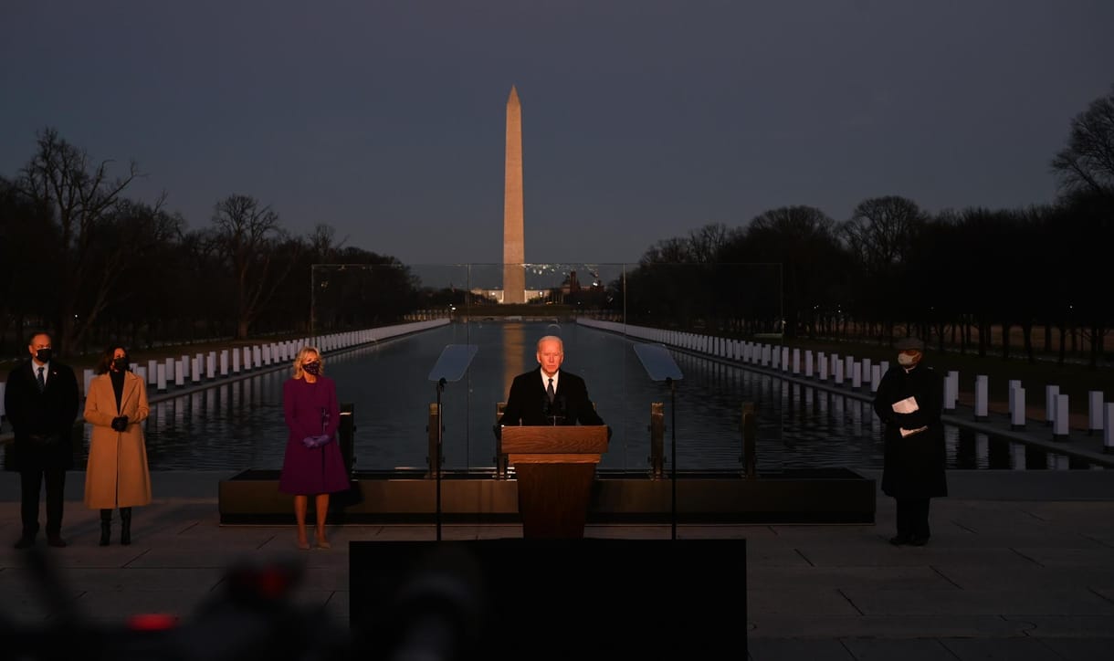 Beiktatása előtt a járvány 400 ezer amerikai halottjára emlékezett Biden