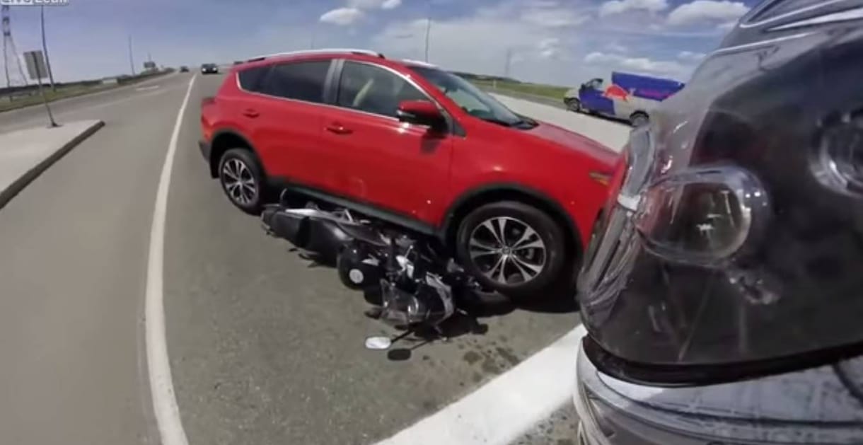 Videó: Íme, a motorosok egyik rémálma