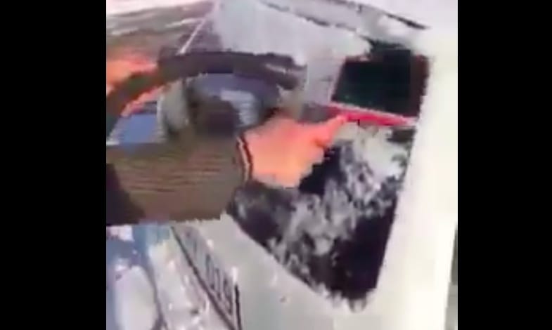 Íme egy tuti (de veszélyes) módszer az autó jégtelenítésére – videó