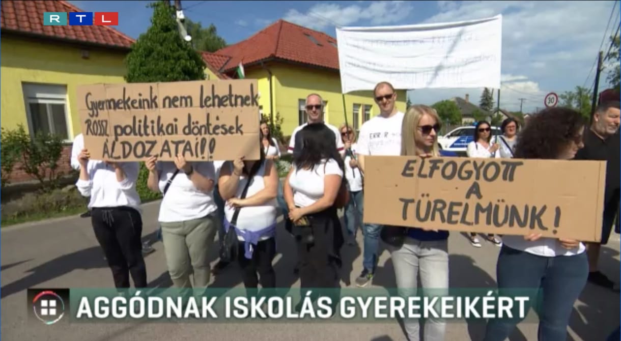 Potyog a gyerekekre a vakolat, penészesek a falak, fólia fedi a tornatermet – a Monori Tankerületi Központ előtt tiltakoztak a szülők