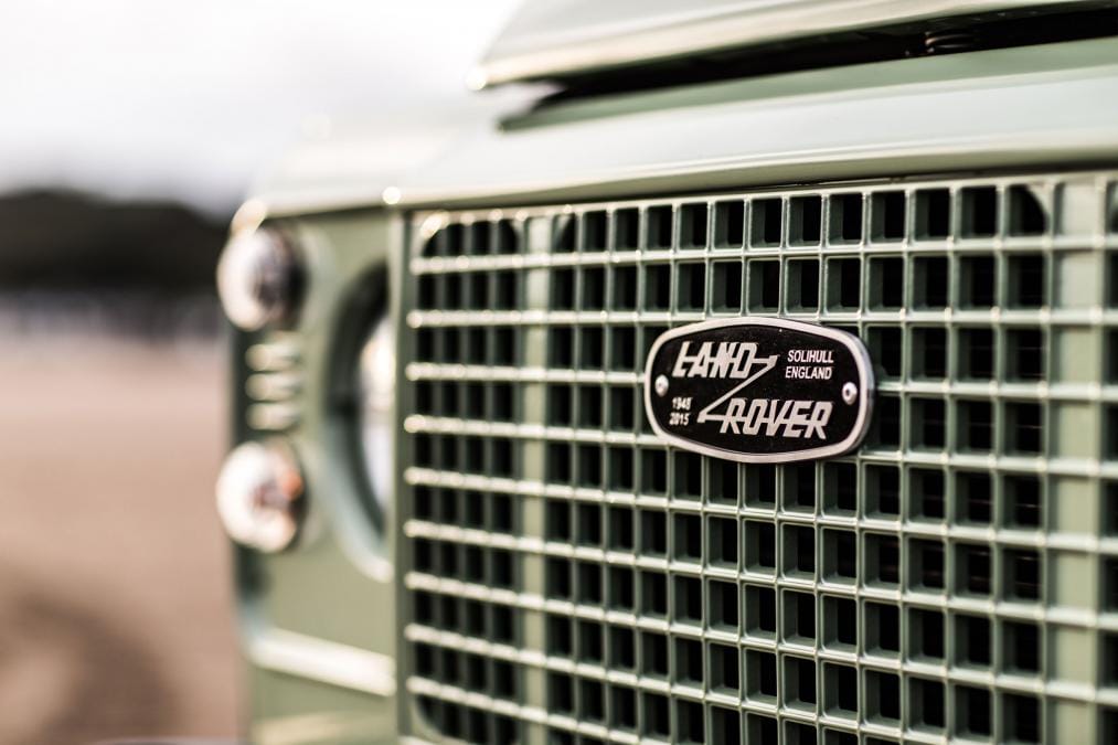 Így néz ki egy Land Rover, ami 30 év után bukkant elő a tengerből – videó