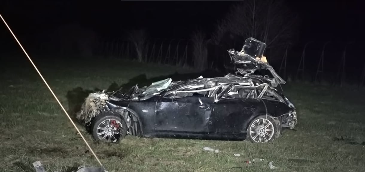 Nyárigumis BMW-ből zuhant ki két férfi, akik vakcsatot használtak biztonsági öv helyett