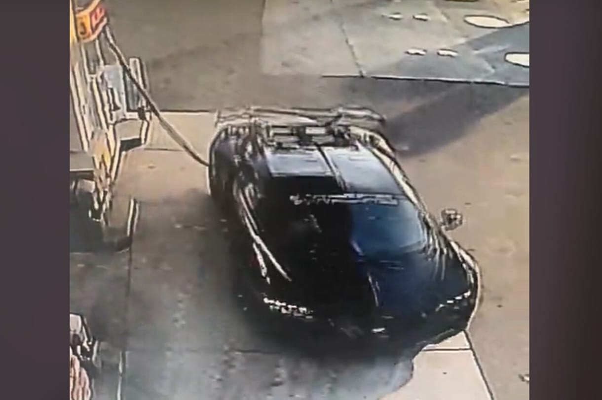 A kútoszlopot is vitte volna magával tankolás után egy Bugatti vezetője – videó