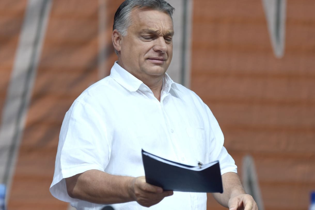 Orbánnak nem csak az öltönynadrágja, még a farmerja is buggyos - fotó