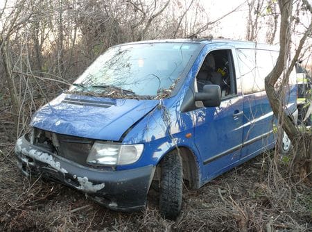 Halott lehetett a sofőr, amikor fák közé hajtott a Mercedes – fotó
